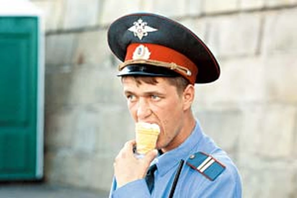 А у бедного сержанта только на мороженое и хватает...