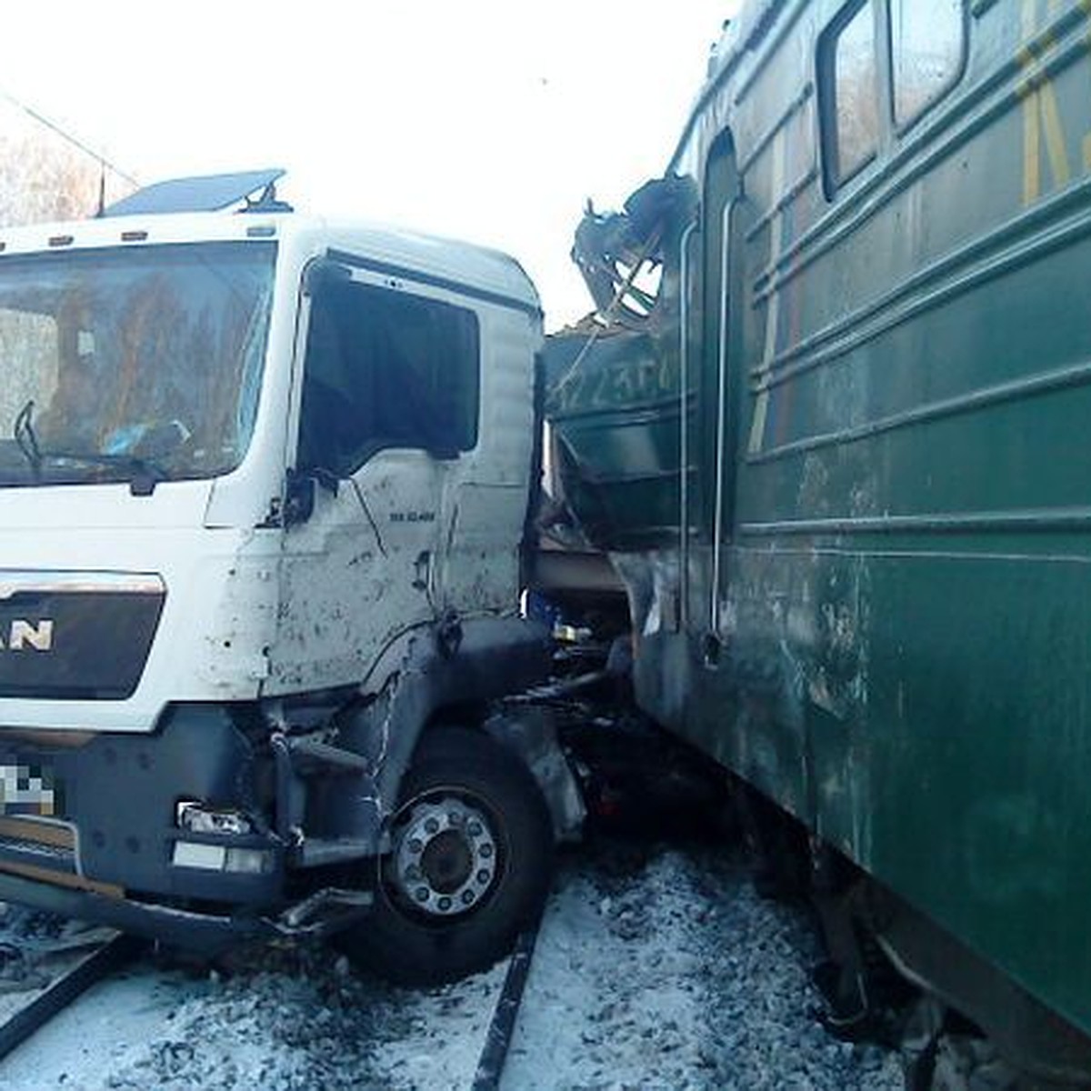 ЧП под Каменском-Уральским: Из-за снегопада водитель фуры не заметил  приближающийся товарняк - KP.RU