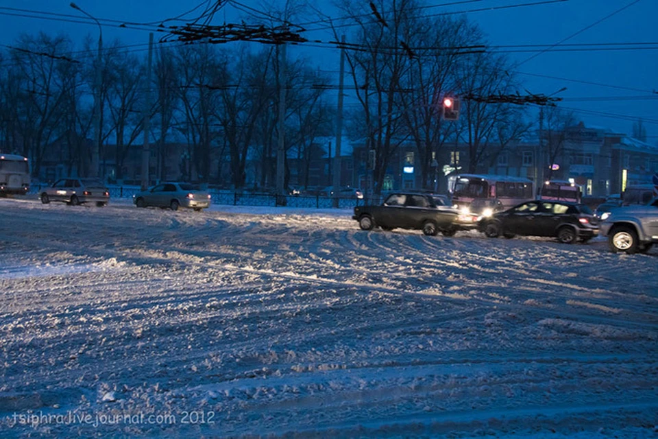 Рано утром белгородские автомобилисты добирались на работу по снежным завалам на дорогах.