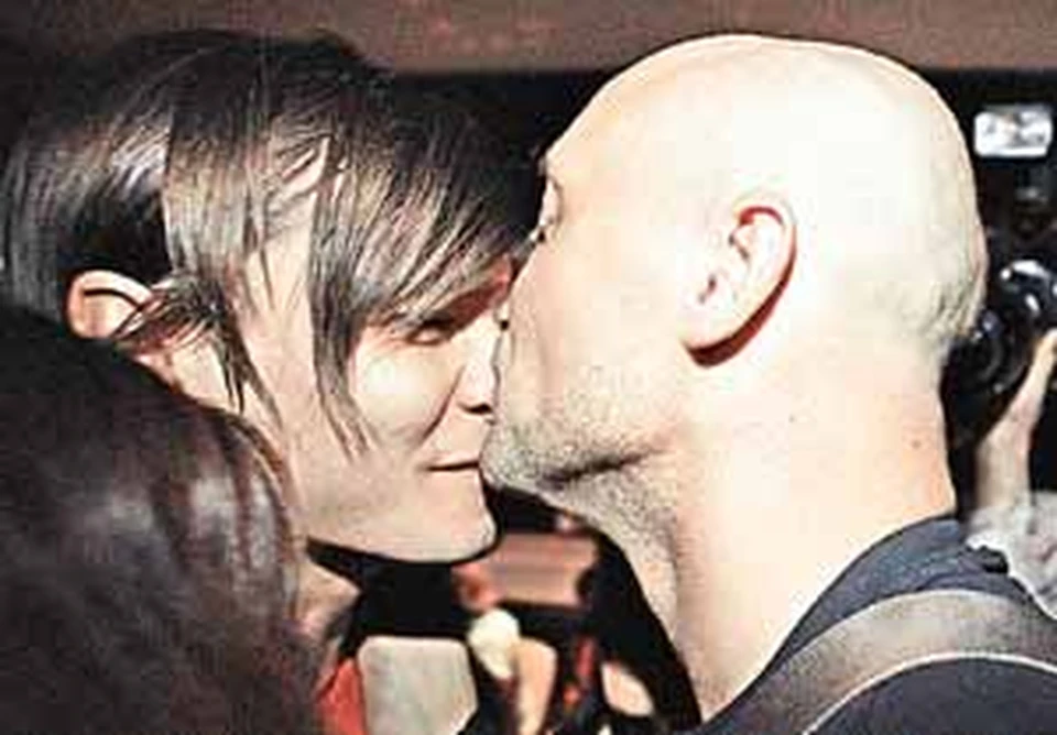 Оригинал Гоша Куценко выбрал для поцелуя самое «интимное» место - нос Филиппа Янковского.