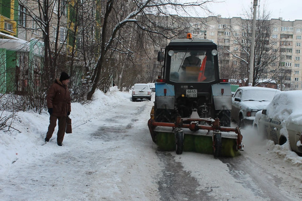 Игра трактора чистят снег. Трактор чистит снег. Трактор чистит снег во дворе. КАМАЗ для чистки снега. Трактор чистит улицу.