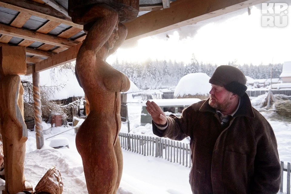Бывший механизатор и лесоруб Михаил Брылунов в 40 лет начал вырезать из дерева русско-античные статуи.
