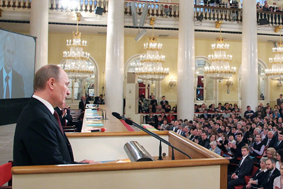Президент России Владимир Путин выступает на съезде общественной организации "Всероссийское родительское сопротивление" в Колонном зале Дома союзов