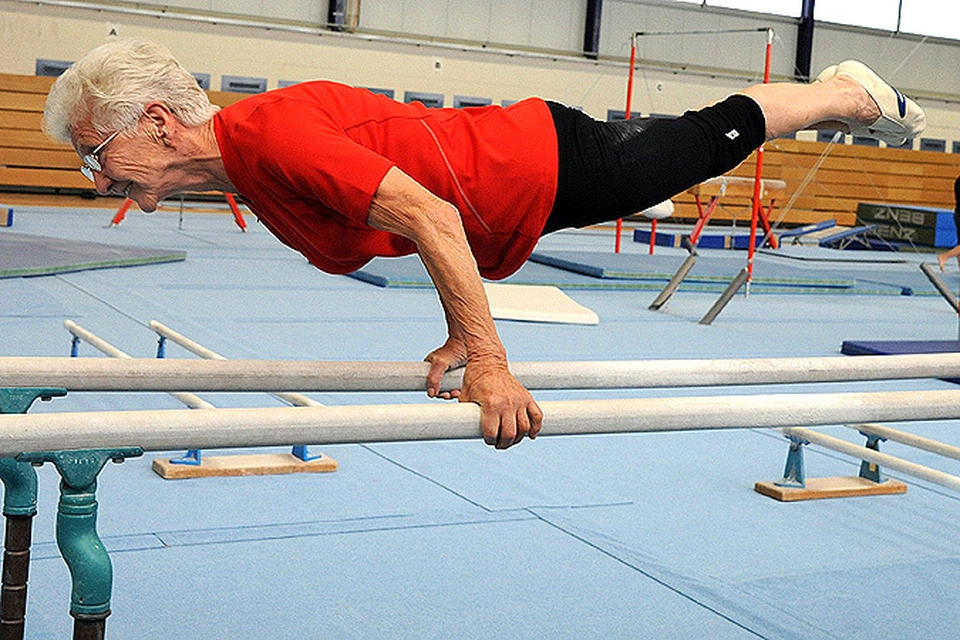 86-летняя немка Джоанна Куасс всю жизнь посвятила спортивной гимнастике. Даже в преклонном возрасте она даст фору большинству молодых жительниц Земли благодаря ежедневным тренировкам.