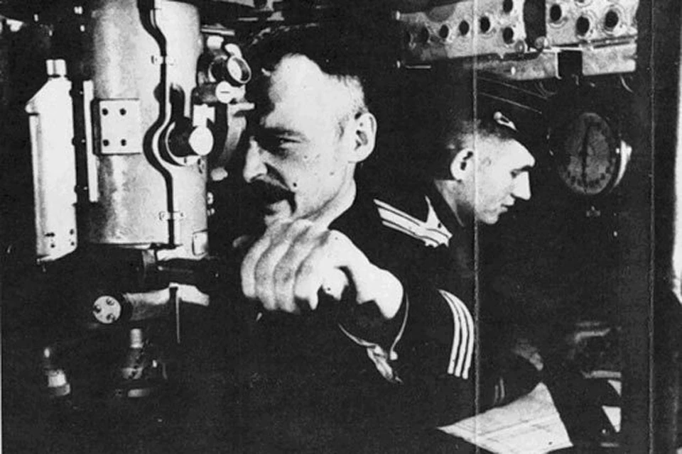 У перископа капитан 3 ранга Иосселиани. 1944 год.