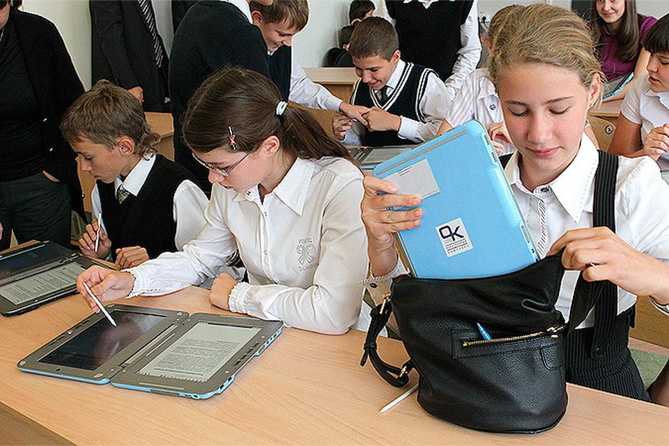 В Москве решили попробовать раздать школьникам электронные учебники
