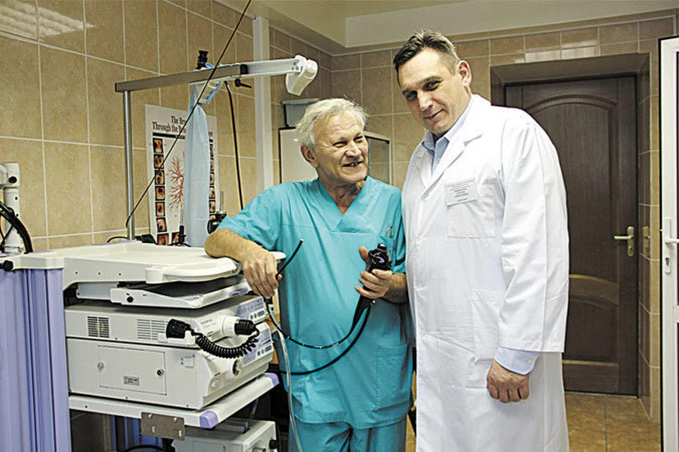 Главврач онкодиспансера д.м.н. Сергей Шинкарев (справа) и врач-эндоскопист Владимир Дорош (в день 25-летия его работы).
