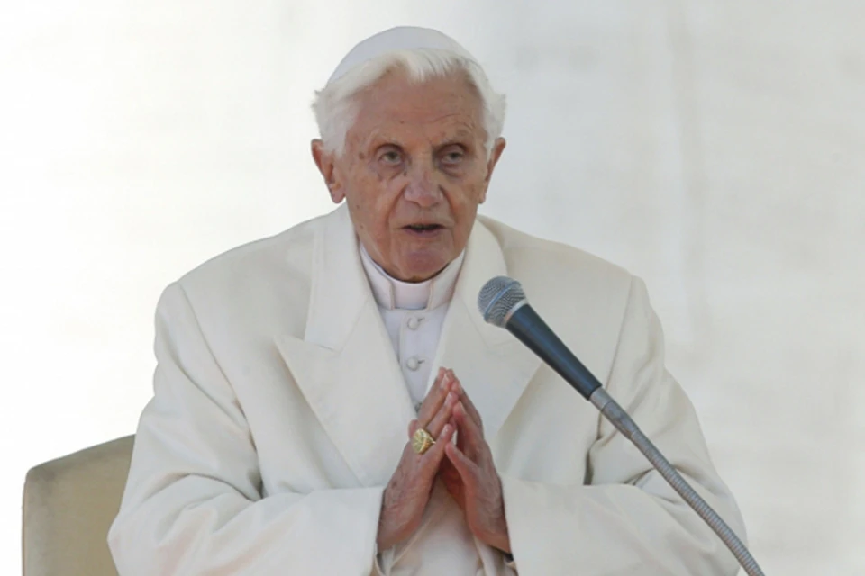 Отрекающийся Папа Римский Бенедикт XVI пообещал полное подчинение преемнику