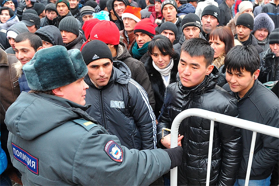 31 декабря 2012 года, мигранты готовятся отметить Новый год на Красной площади.