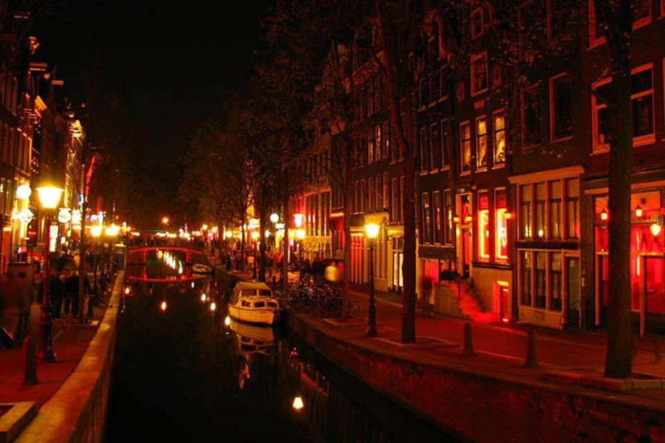 Амстердам: секс-работницы не хотят покидать квартал красных фонарей