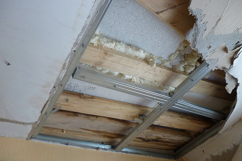 Кусок потолка упал прямо на кровать хозяйки квартиры.