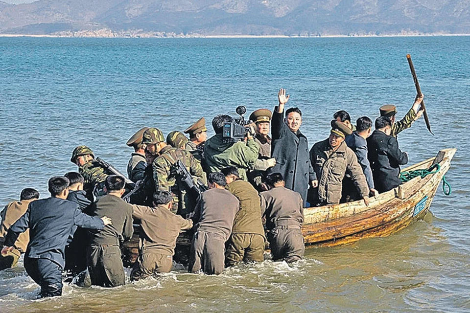 Лидер КНДР Ким Чен Ын посетил воинскую часть на одном из островов в Желтом море. Солдаты и штатские были так счастливы лицезреть вождя, что бесстрашно бросились в воду провожать его лодку. Плавсредство оказалось на удивление задрипанным. Но, судя по всему, руководитель «полноценной ядерной державы» (так страна отныне именуется в официальных документах) чувствовал себя вполне комфортно.