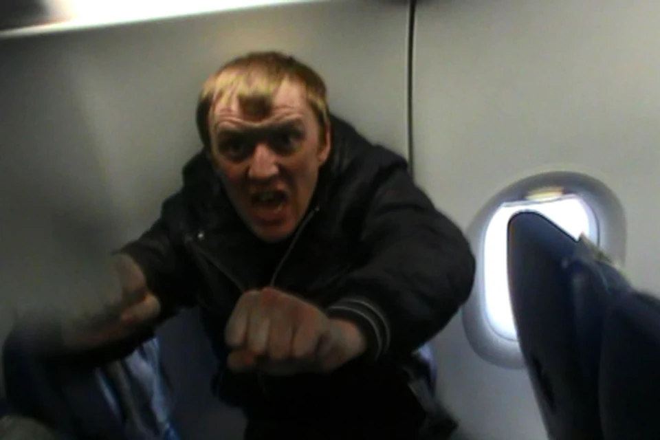 Дебоширы видео. Пьяный дебош в самолете. Дебош в самолете. Аэропорт самолет пассажиры. Дебош в самолете.