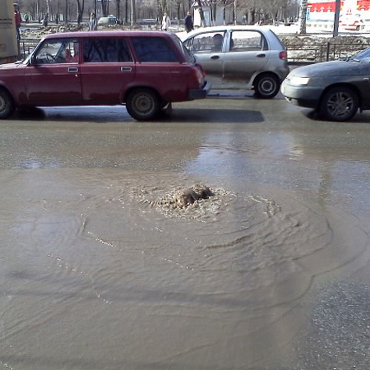 Перекресток улиц 30 лет Победы и Кирова в Ижевске затопило из-за  засорившейся ливневки - KP.RU