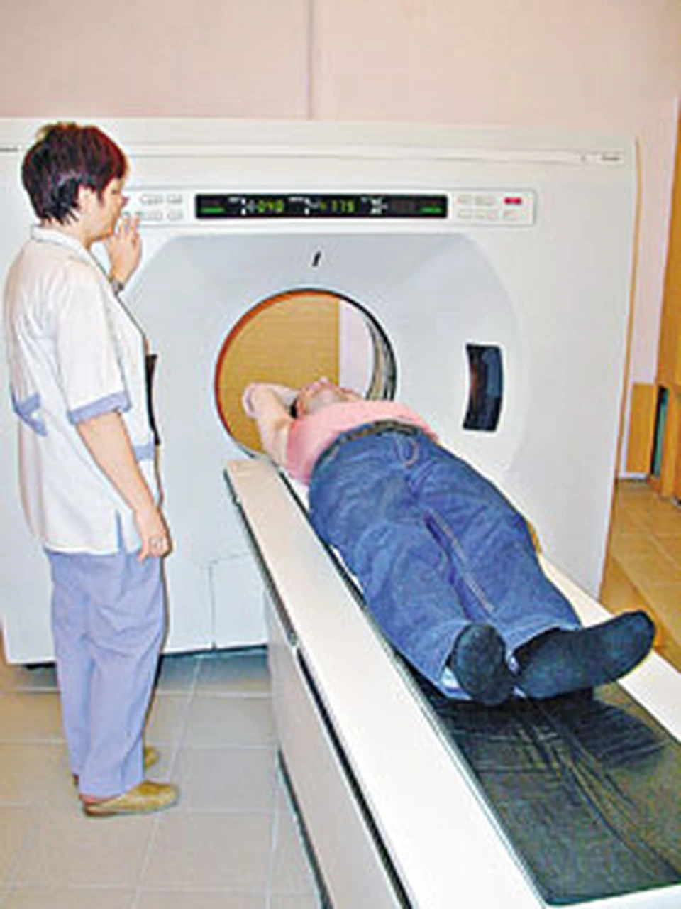 - Сейчас узнаю, что у вас на уме... В лаборатории - томограф, в томографе - человек: лежит и думает. О чем?