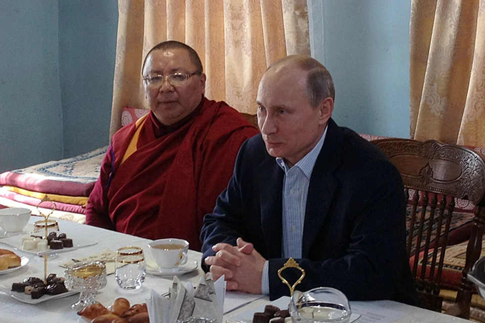 Ламам налили их привычного зеленого чая с молоком, перед Путиным поставили чашку с обычным чаем