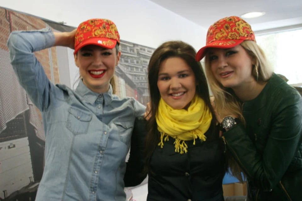 Дина подарила девичьей группе кепки, расшитые российскими узорами.