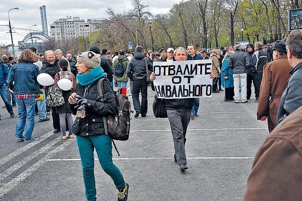 Пришедшие на митинг протеста 6 мая могли запросто гулять по Болотной площади среди таких же - никакой давки, народу не так много.