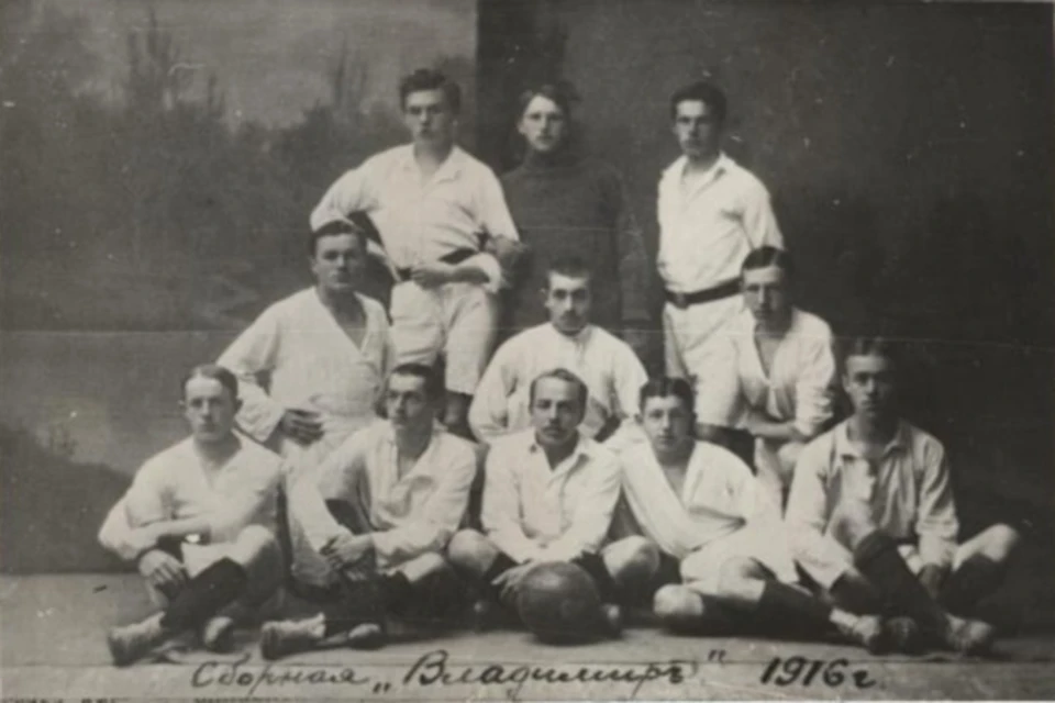 В сборной города 1916 года родоначальников только двое: в среднем ряду крайний справа — Борис Взоров, в верхнем ряду крайний слева — Сергей Красовский