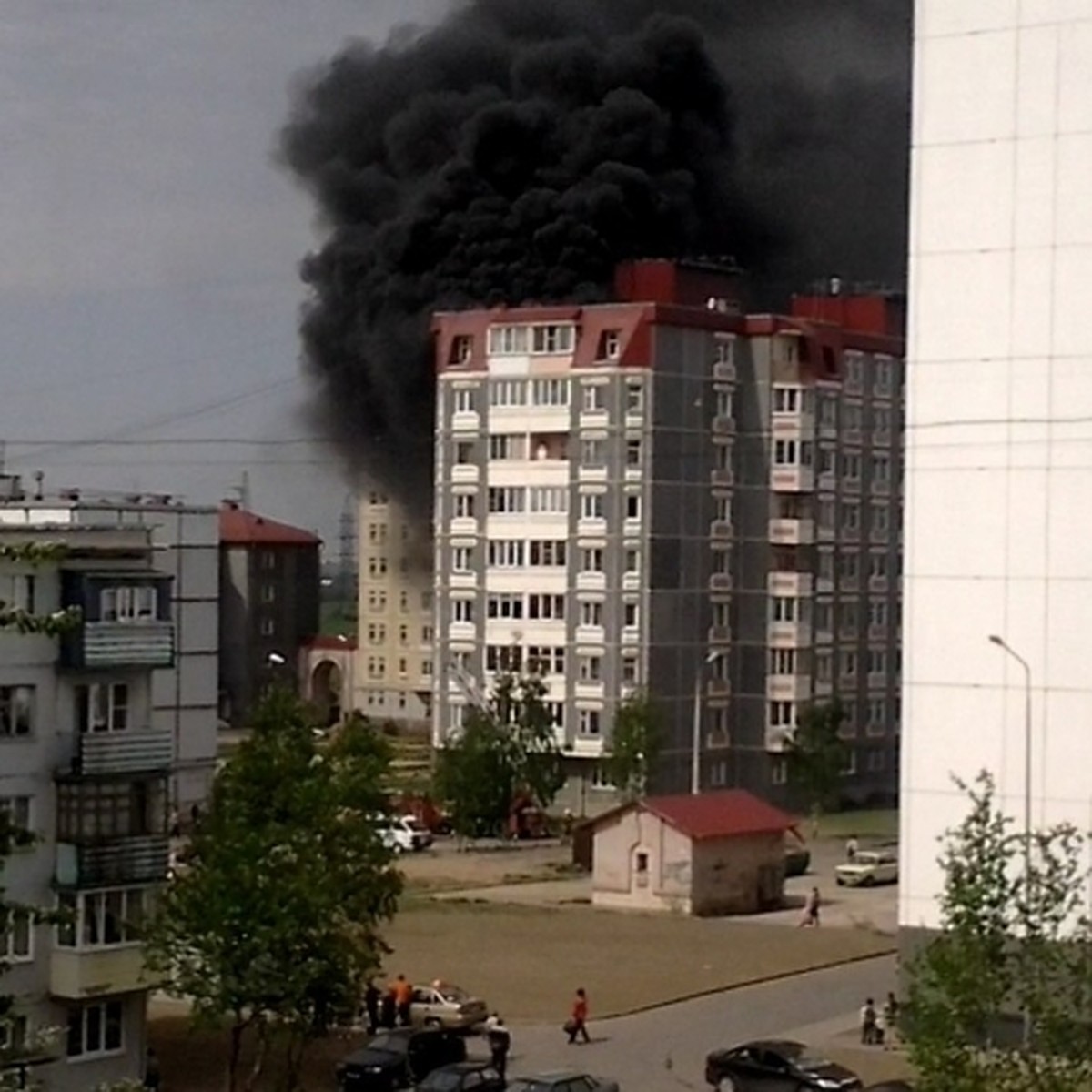 Пожар на Ижорского батальона в Пскове: Люди выбегали из дома с документами  - KP.RU