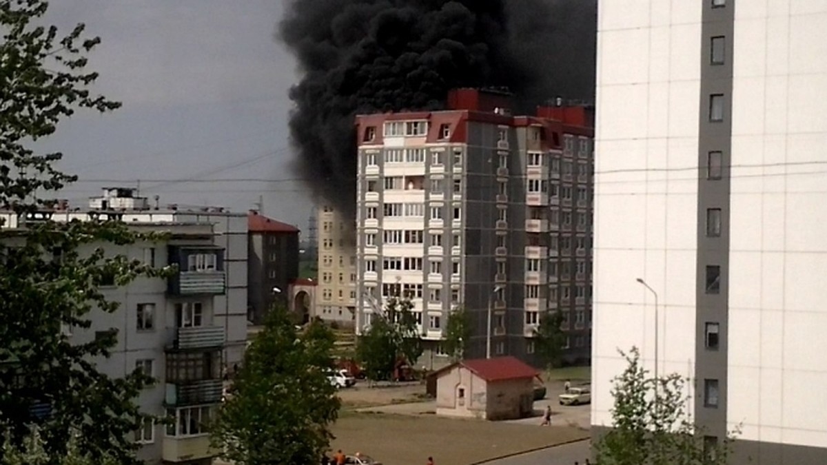 Пожар на Ижорского батальона в Пскове: Люди выбегали из дома с документами  - KP.RU