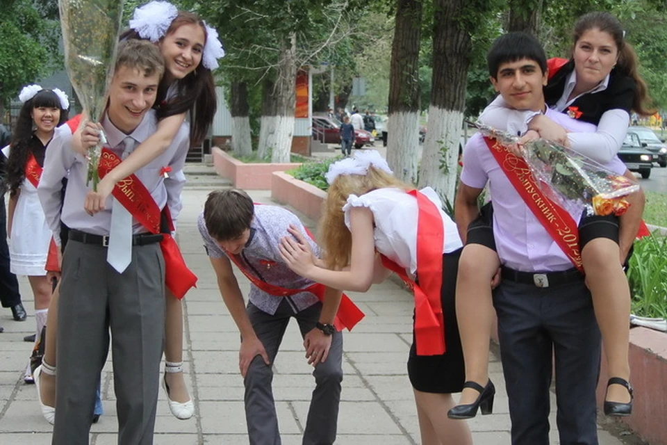 Последний звонок - это не только торжественная линейка, напутственные речи и первоклассница с колокольчиком на плече у выпускника...