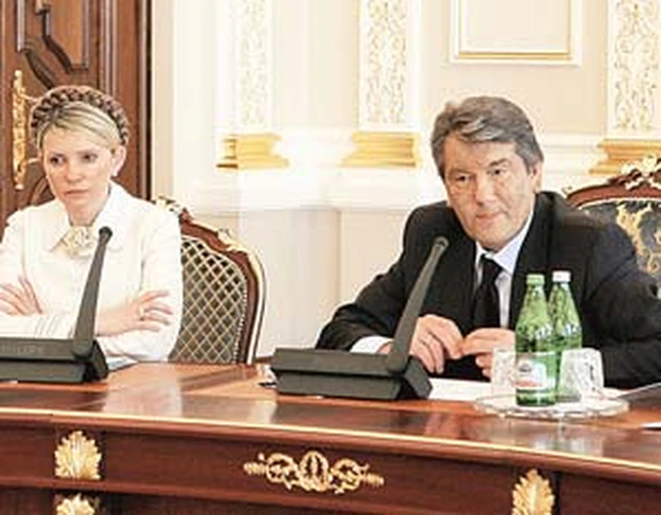 Снимок сделан вчера. Ющенко объявляет об отставке правительства. У президента и премьера все написано на лицах.