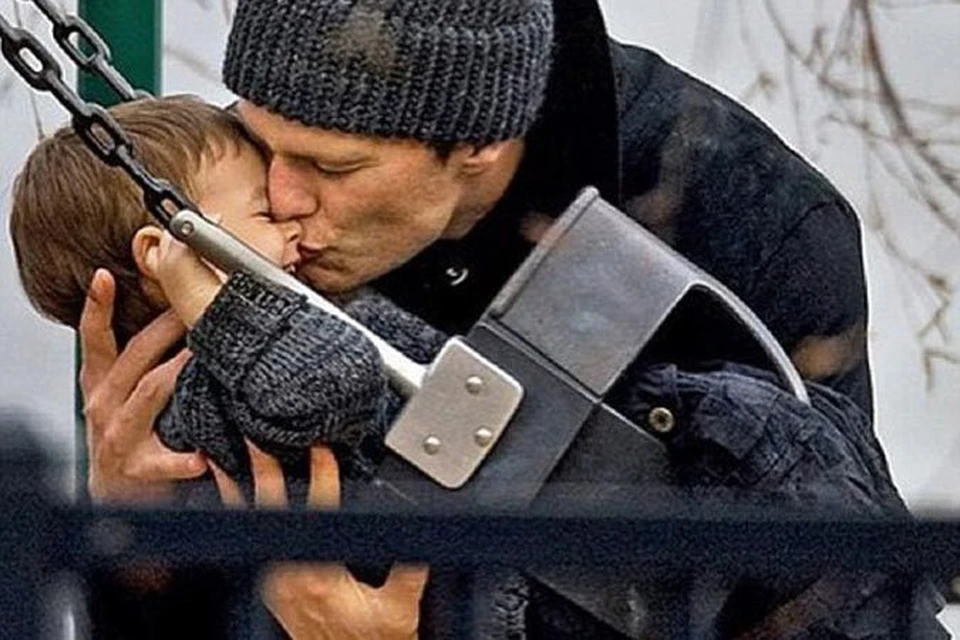 Супермодель Жизель Бундхен выложила в Твиттер фото своего мужа Тома Бреди, целующего их трехлетнего сына Бенджамина
