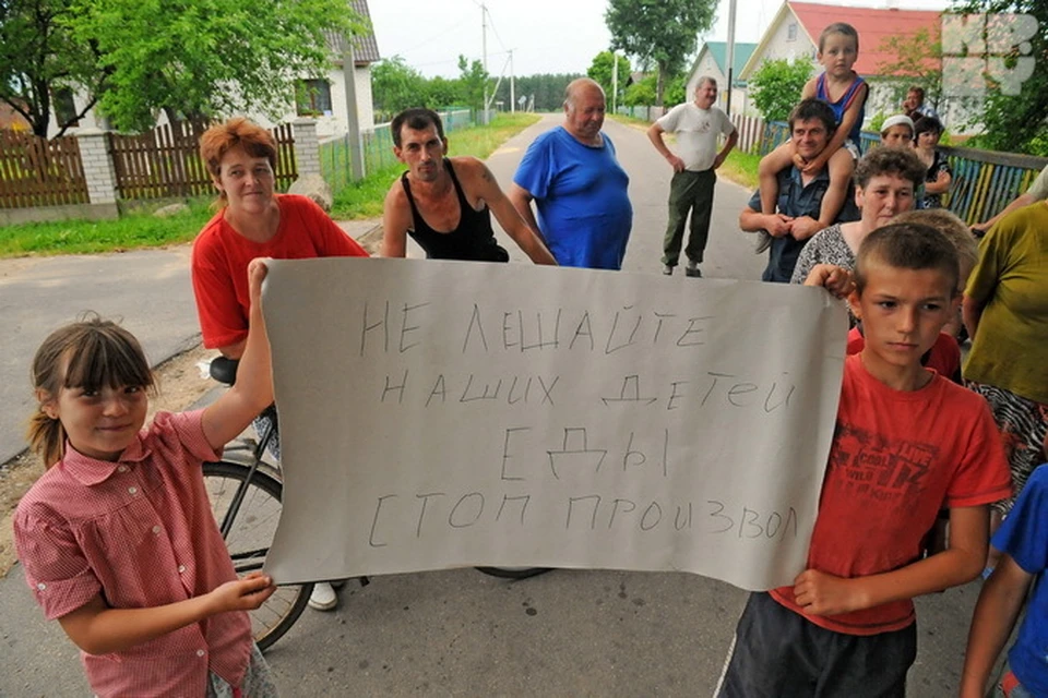 А в деревне Тесновая жители с самого утра ждут людей, которые приедут отбирать их свиней. Даже организовали небольшой пикет.