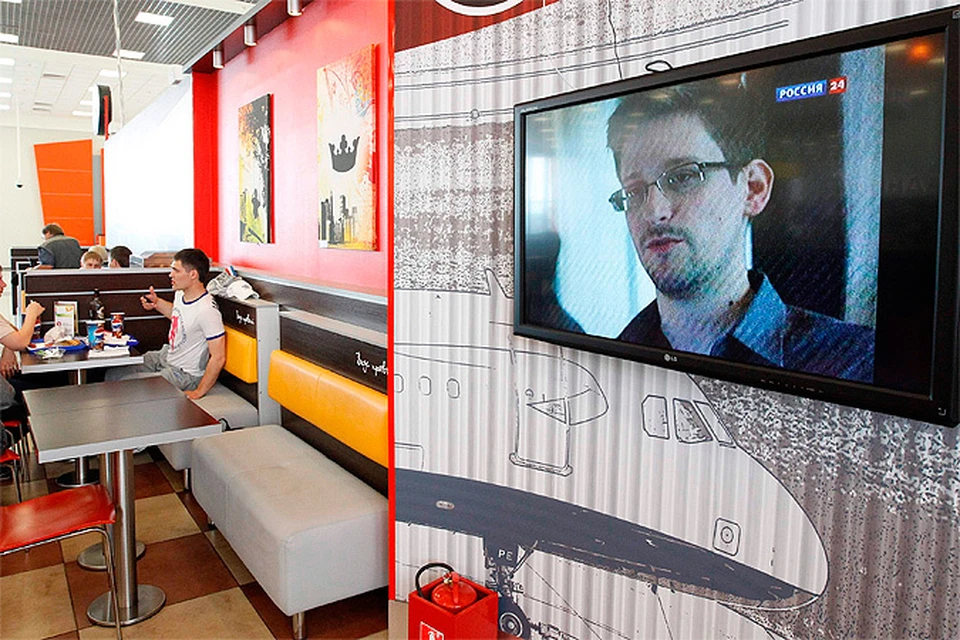 Портрет Сноудена демонстрируется в теленовостях в транзитной зоне аэропорта Шереметьево