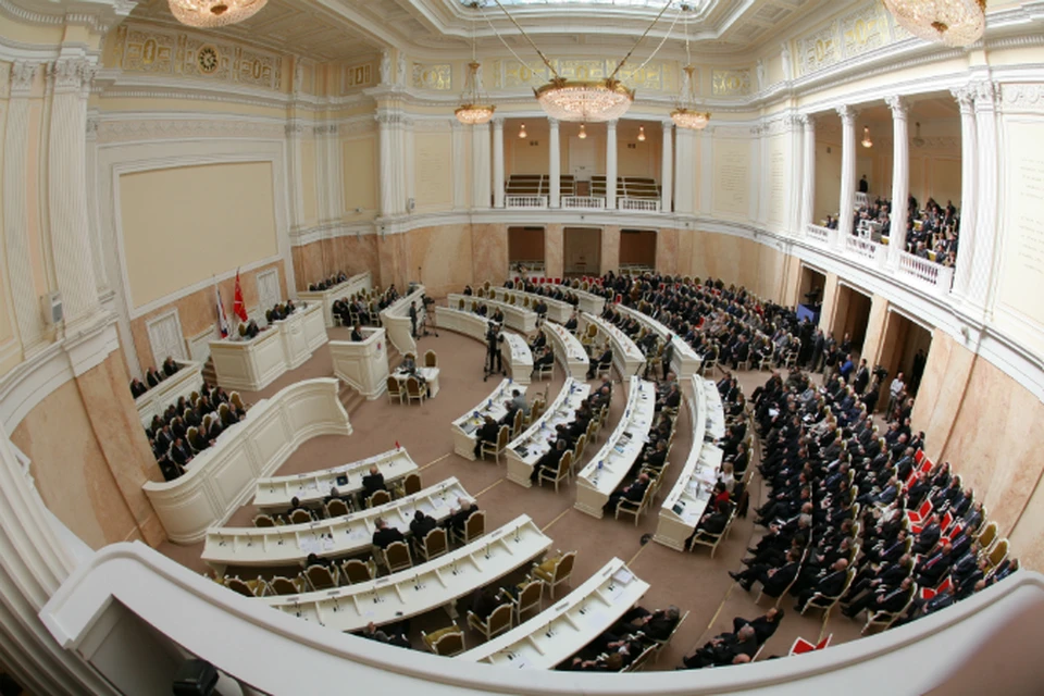 Депутаты ЗакСа попрощались с залом заседания до сентября.