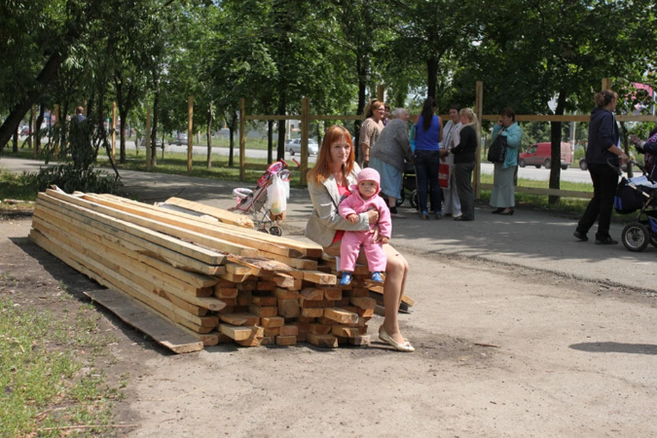 Горожане дежурят в сквере круглосуточно.