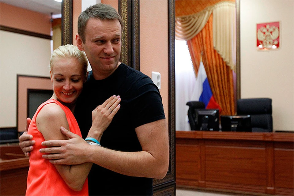 Алексей и Юлия Навальные в первые минуты после оглашения решения суда, отпустившего политика под подписку о невыезде.