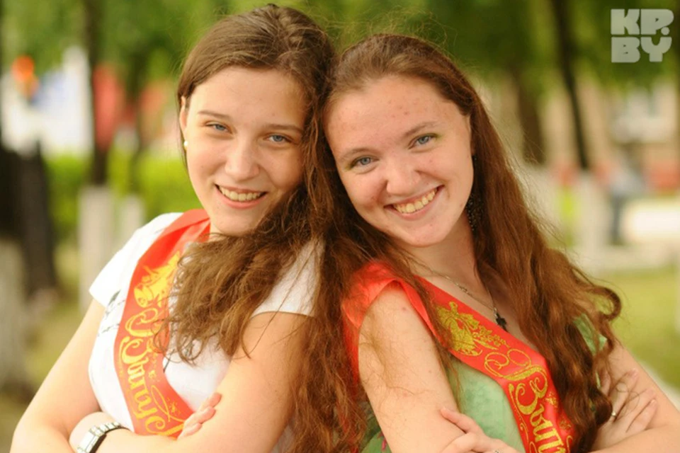 Оля (на фото слева) набрала максимальное количество баллов среди всех белорусских абитуриентов.