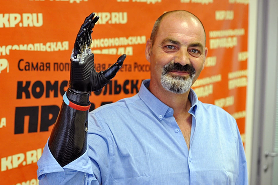Впервые в Россию приехал человек с самым совершенным в мире протезом - бионической рукой