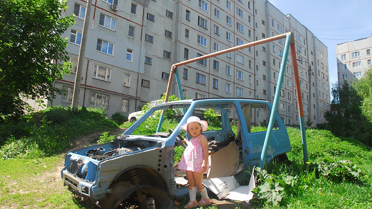 Челябинцам мешает брошенный во дворах автохлам - KP.RU