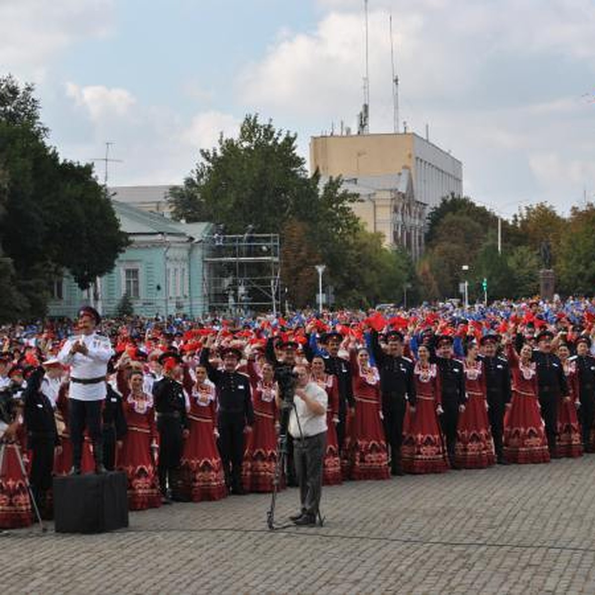 В Новочеркасске более 3500 казаков спели хором и установили рекорд России -  KP.RU