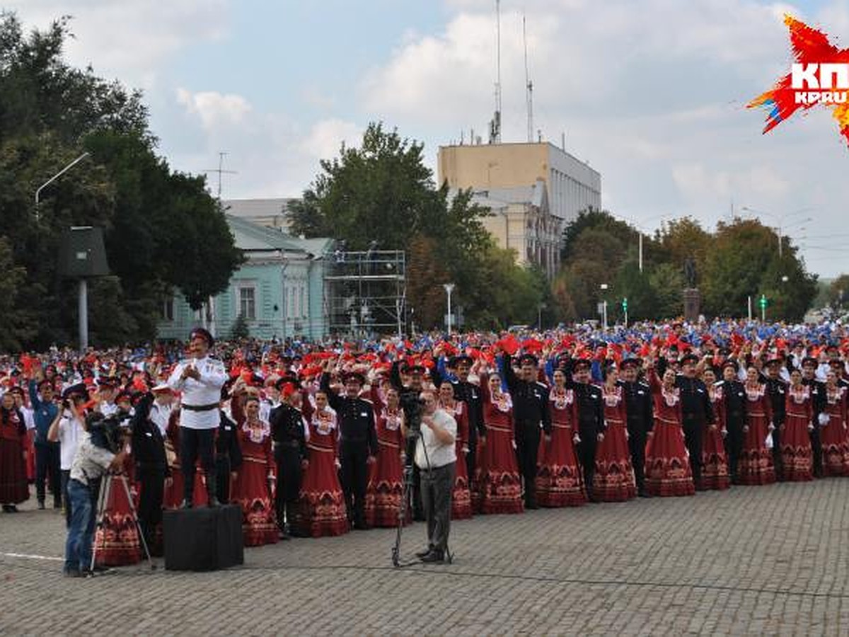 В Новочеркасске более 3500 казаков спели хором и установили рекорд России -  KP.RU