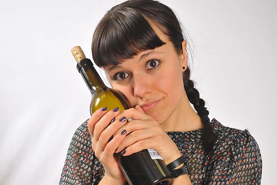 Очень своевременное открытие сделали испанские ученые: люди, регулярно выпивающие небольшое количество вина, реже подвержены депрессии