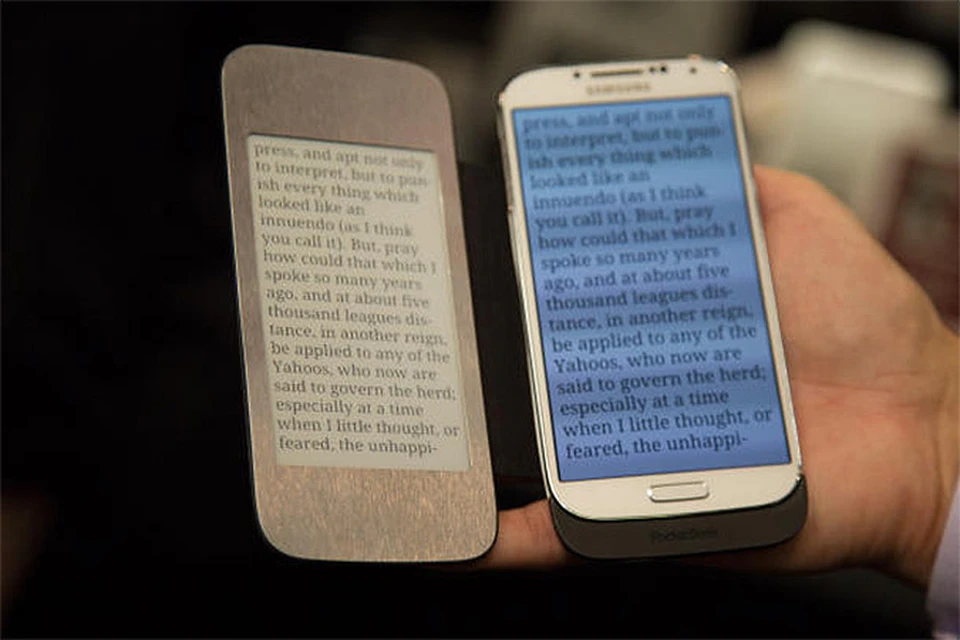 Компания РocketВook представила новинку CoverReader: это удобный чехол для смартфона со встроенным E-Ink экраном.