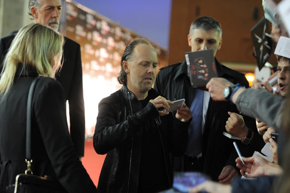 Со-основатель группы, барабанщик Ларс Ульрих и бас-гитарист Роберт Трухильо прибыли в Москву на премьеру своей картины "Металлика. Сквозь невозможное"