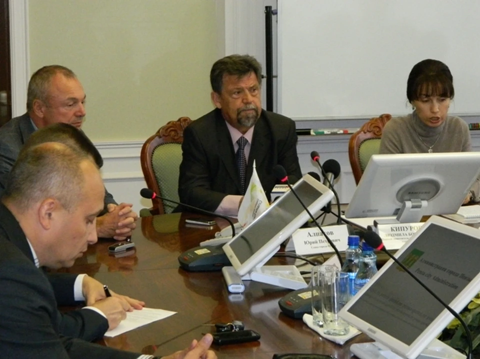 Городские власти, архитекторы и представители строительных компаний обсудили проблему парковок