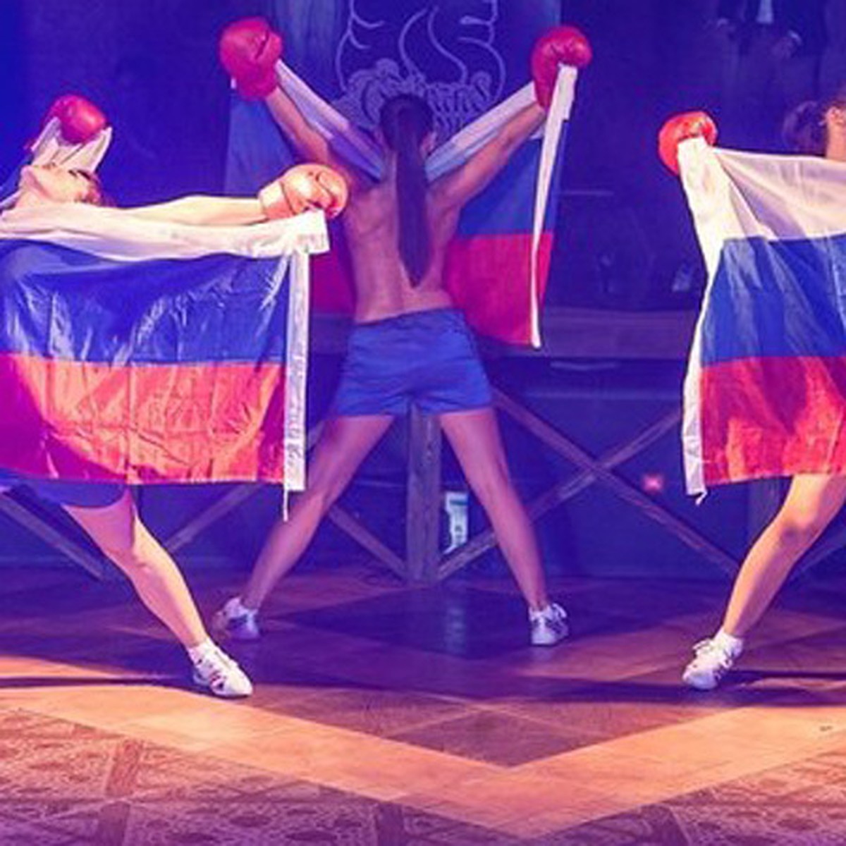 Челябинские танцовщицы устроили стриптиз с российским флагом - KP.RU