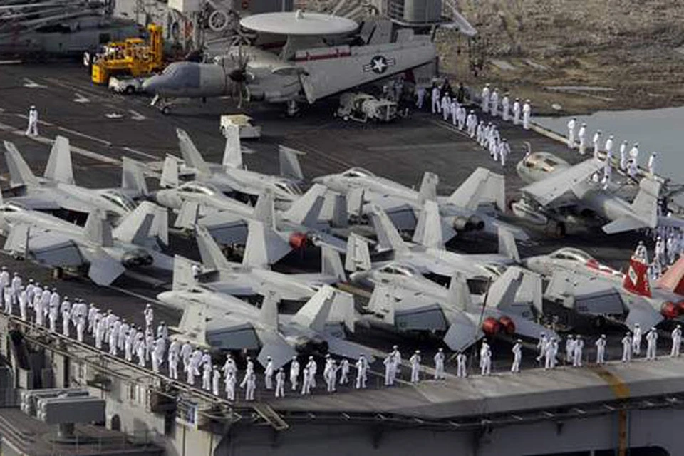 Военно-морские силы США, Республики Корея и Японии проводят совместные маневры.