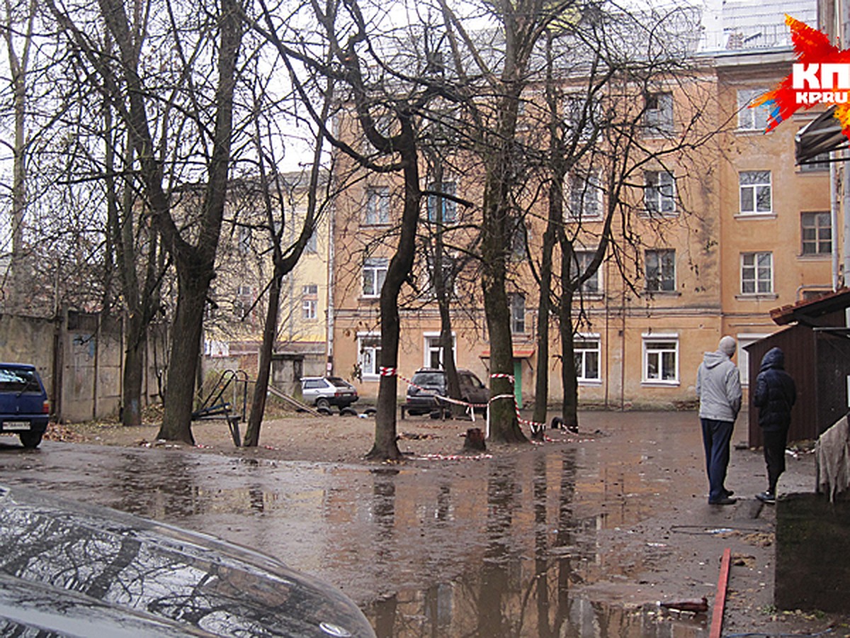 В центре Пскова обрушился дом: С четвертого этажа на второй провалились  женщина с трехлетней девочкой на диване - KP.RU