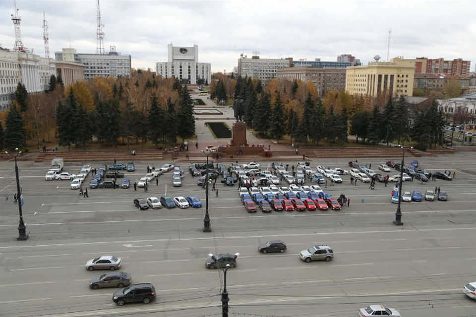 Понадобилось 100 машин и шесть координаторов, чтобы составить слово «Челябинск» и российский триколор