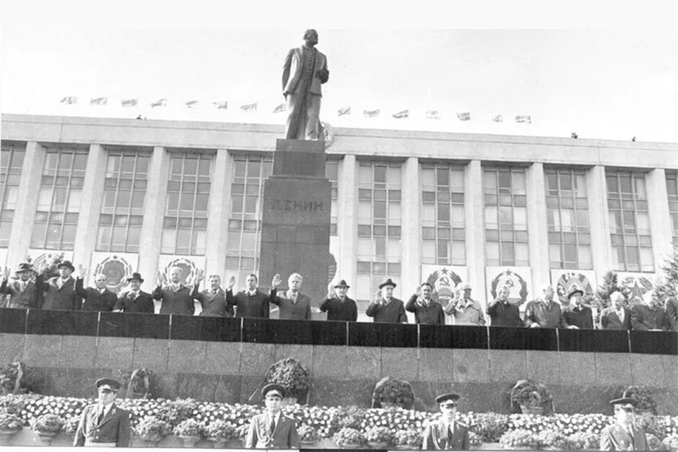 Вожди, стоявшие на трибуне, в любой момент могли отлучиться по необходимости или по другим срочным делам.