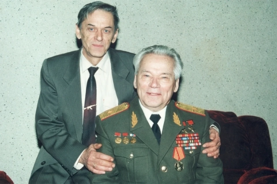 Михаил Калашников отмечает свое 94-летие в Ижевске в кругу семьи.