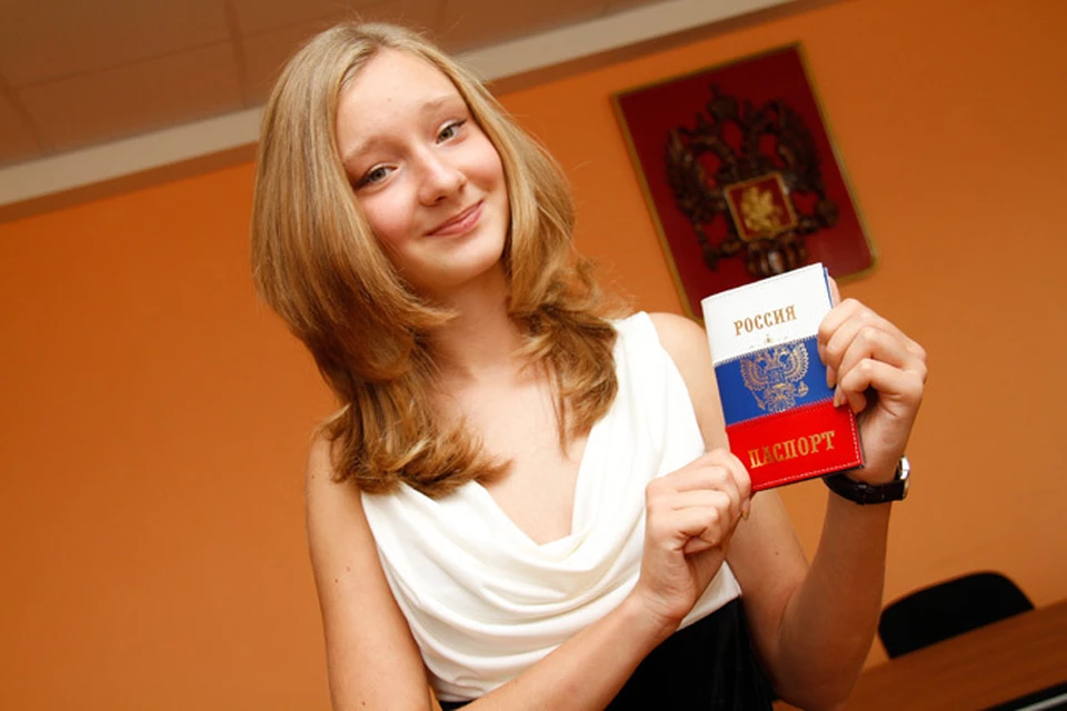 Фото девушек с паспортом