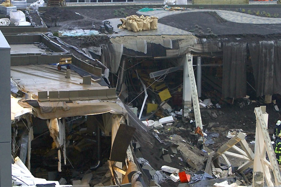 Специалисты назвали наиболее возможную причину обрушения крыши в торговом центре в Риге.
